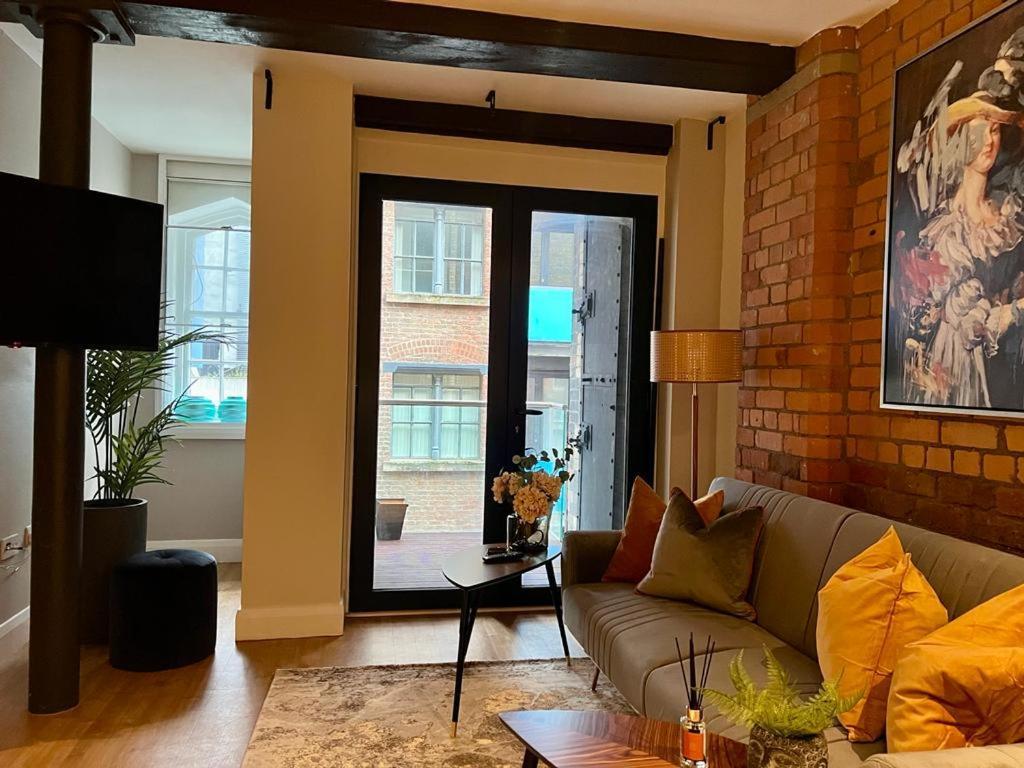 Beautiful Centre 2 Bedroomed Apartment *